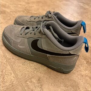Nike Air Force 1 Low - Cut Out Swoosh Smoke Grey (GS) - Youth Size 7